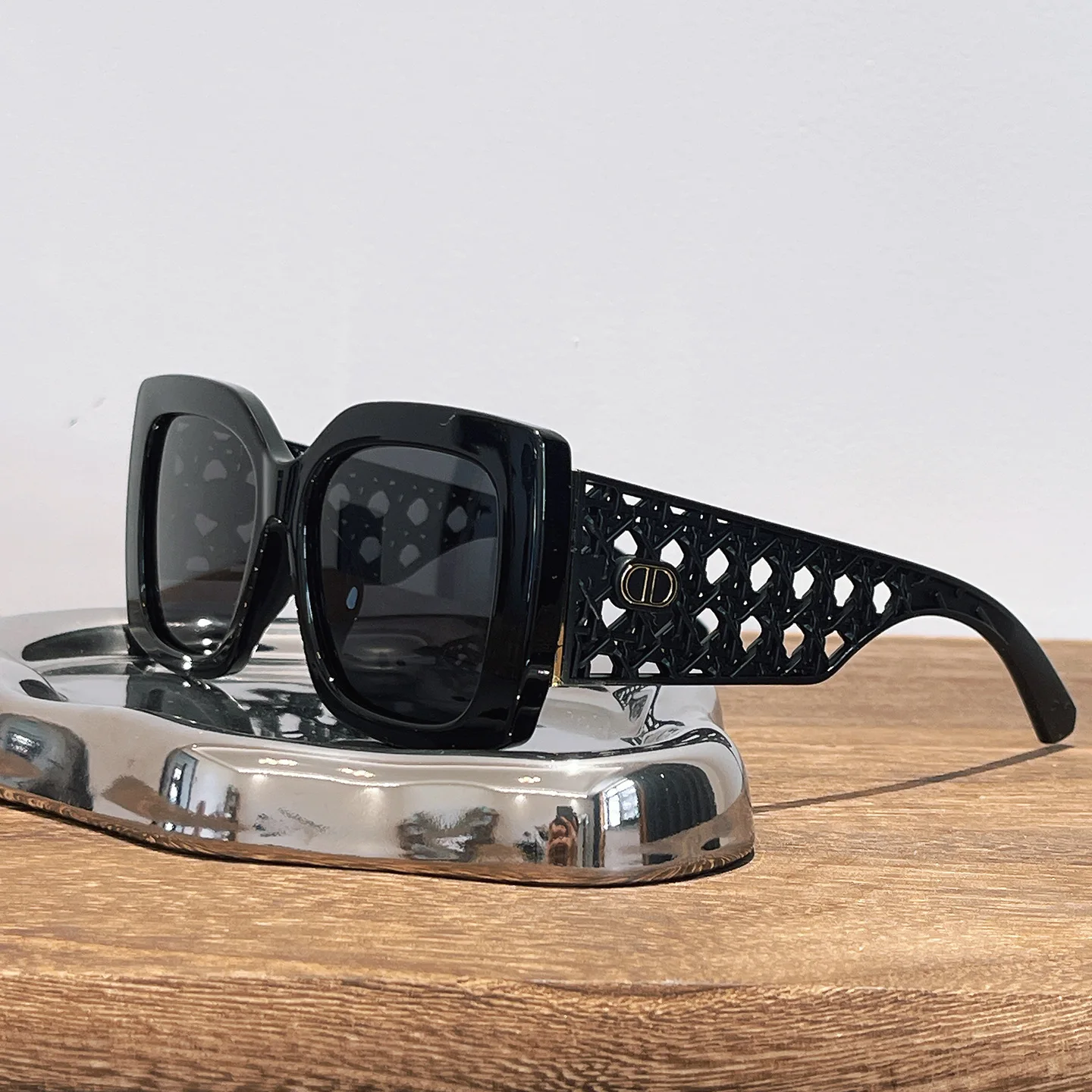 

Trendy and Fashionable Oversized Polarized Sunglasses for Women 3D Printed Wide Frame Big Round Face Slimming Outdoor Shades