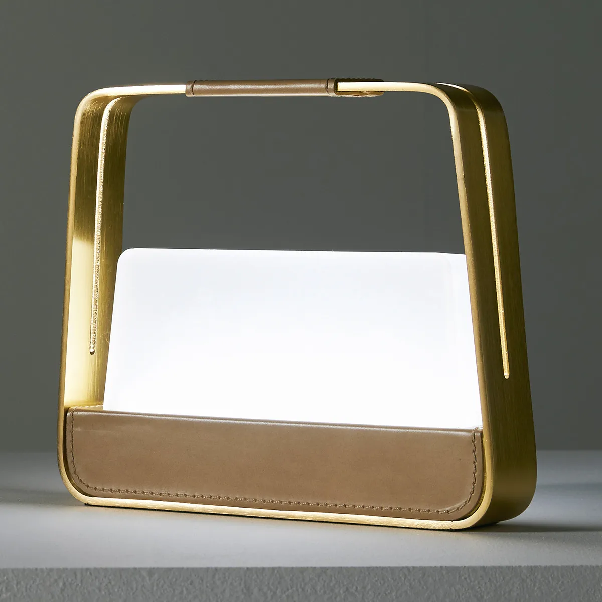 

Скандинавская простая настольная лампа для гостиной, современная светодиодная лампа для спальни, кожаная настольная лампа для виллы/отеля, портативная декоративная настольная лампа