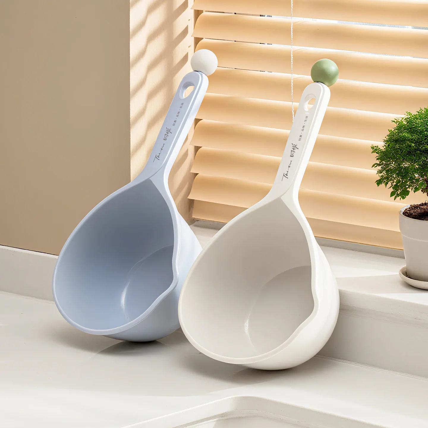 Thick Plastic Water Scoop Kitchen Light Luxury Drifting Water Ladle Children's Hair Washing Water Scoop Household Accessories