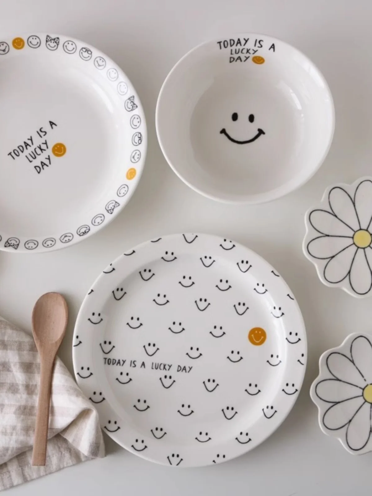 

Export Japanese ceramic tableware black and white line smiling face series deep plate medium bowl/dessert plate/breakfast plate