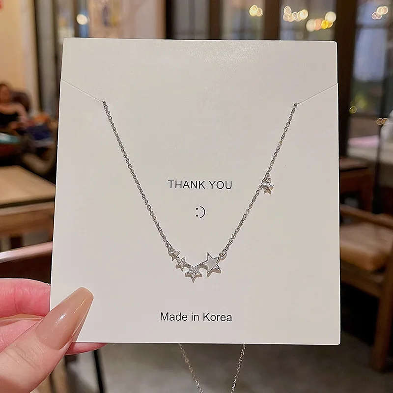 Collar de acero de titanio de galaxia romántica de nicho de lujo ligero para mujer, cadena de clavícula de estrella de diseño de alta gama de moda, cadena de cuello de celebridad de Internet