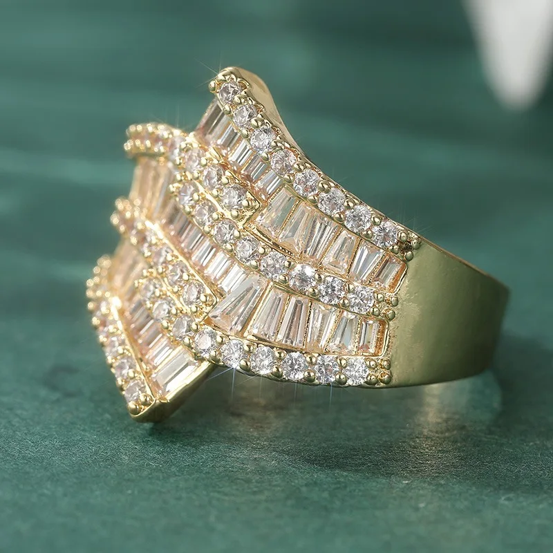 Luxuriöser Eingelegter Weißer CZ Damenring Ästhetischer Goldfarbener Geometrischer Ring für Tägliches Tragen und Partys Schmuck Jubiläumsgeschenk – Detail 4