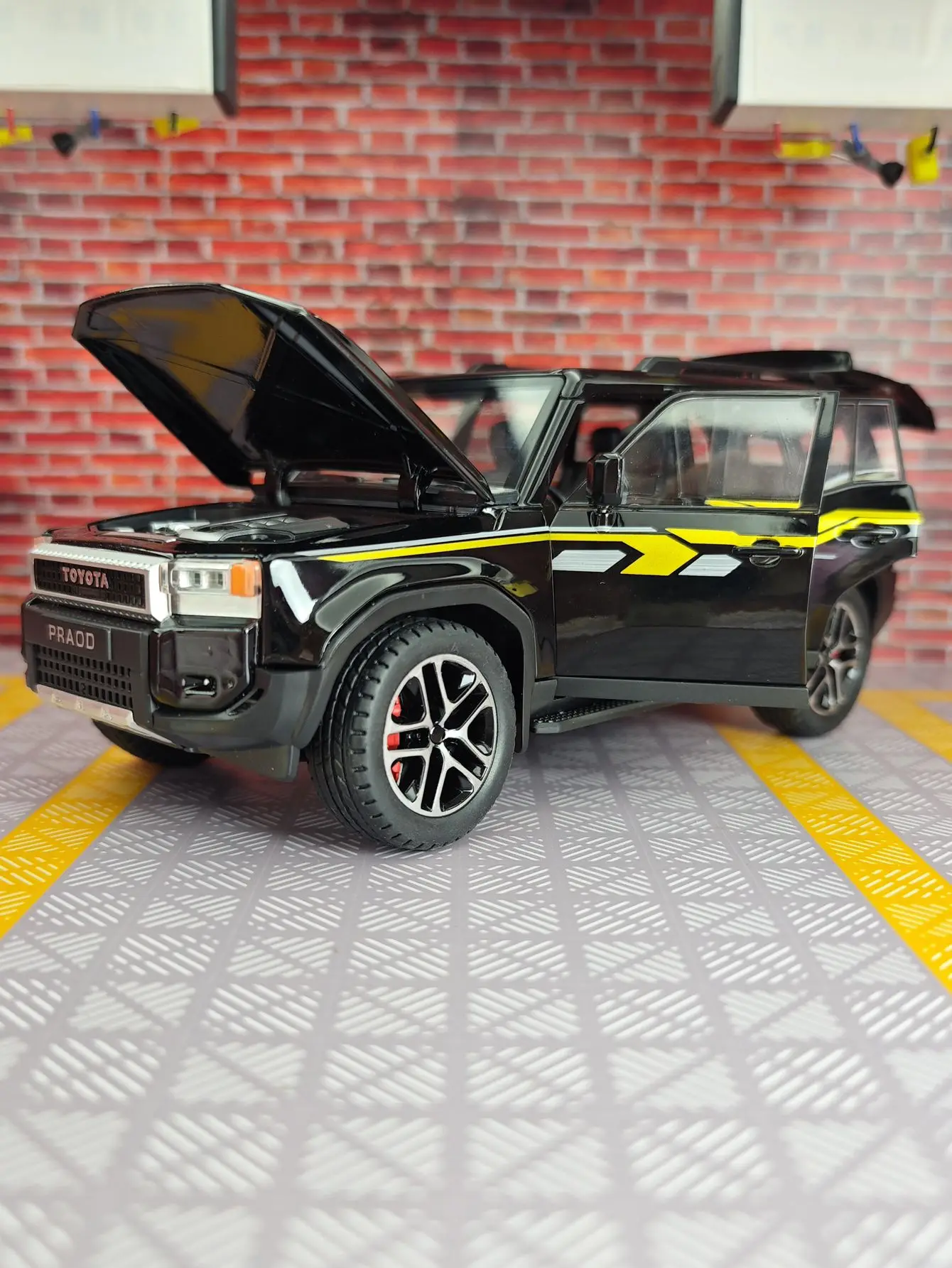 

Модель внедорожника Toyota Prado LC250 в масштабе 1:24 из сплава, с открывающимися дверями, передним капотом и крышкой багажника.