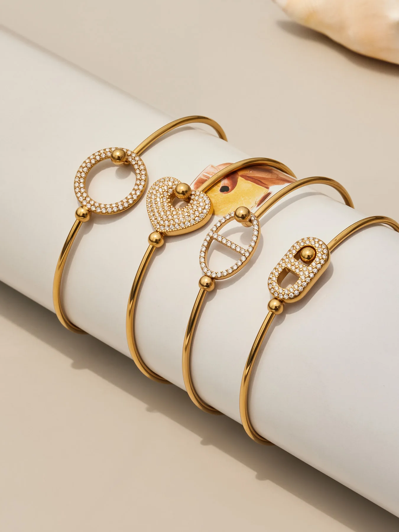 316L Edelstahl 18K vergoldeter Zirkonia-Armreif mit rundem Ring und Herz-Design für Damen, Vintage-Luxus-Schmuck für den Alltag. – Detail 12