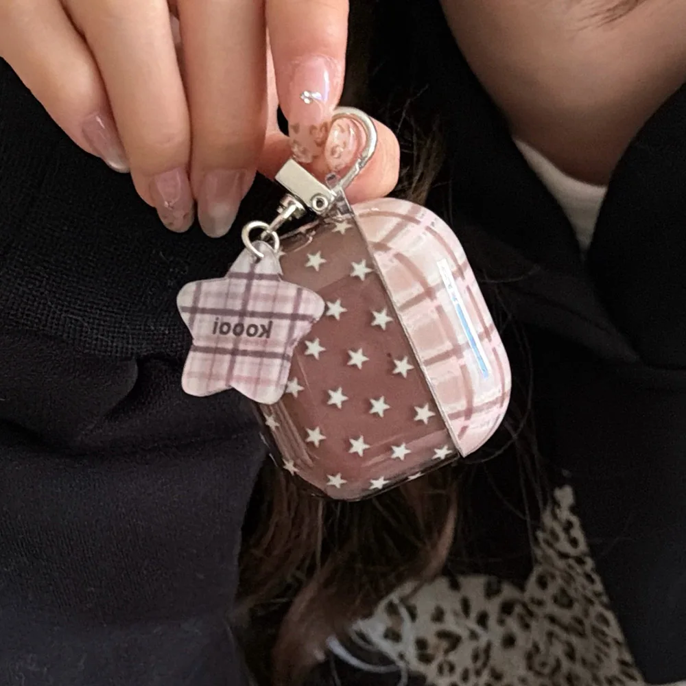 เคสหูฟังแบบนิ่มลายสก็อตสีน้ำตาลใส พร้อมจี้ดาวน่ารัก ป้องกันการตกกระแทก สำหรับ AirPods 1 2 3 4 Pro 3 2