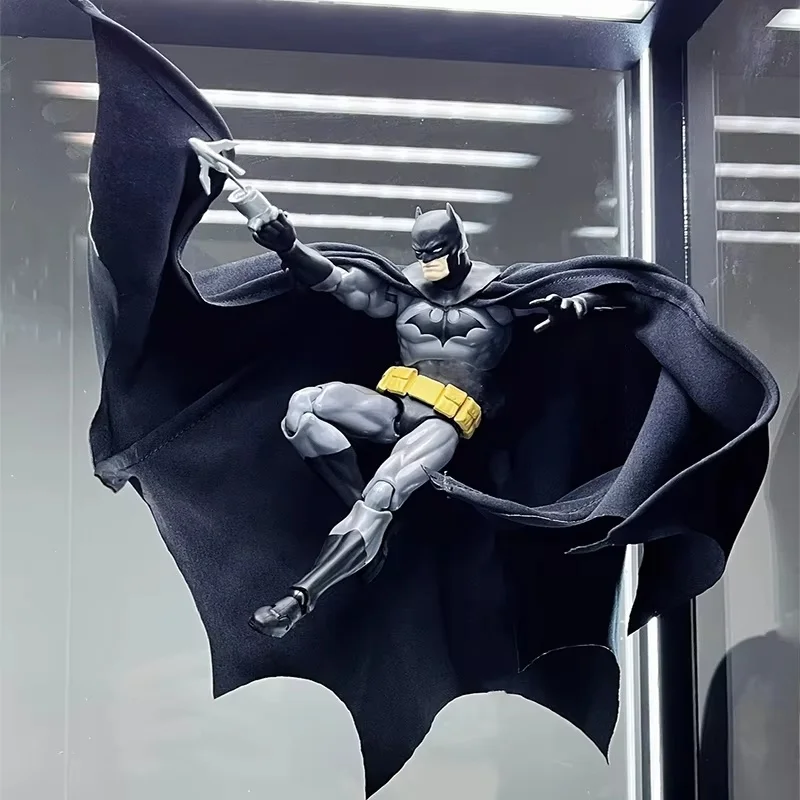CT MAFEX 126 Batman Hush Black Ver. Action Figure, DC Comic Articulated Model with Fabric Cape, Collectible Toy for Adult Hobby view 4