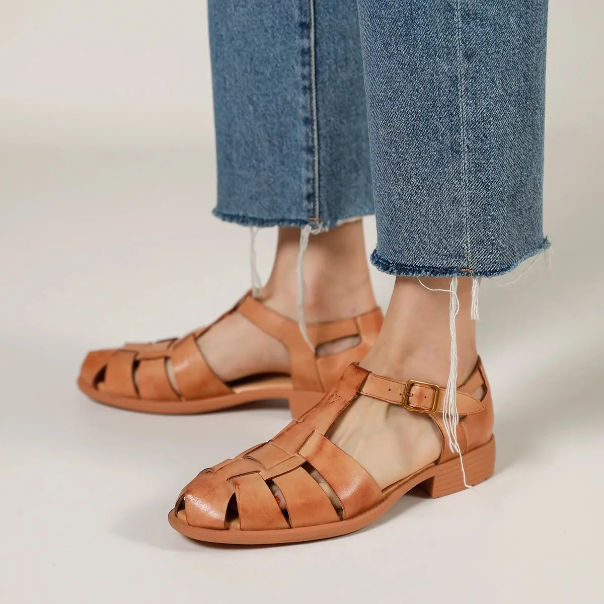 Womens\' Sandals Vintage Gladiator Buckle T-Strap Closed Toe Ladies Shoes Cowhide Shoes On Low Heel Roman Style Summer Sandal