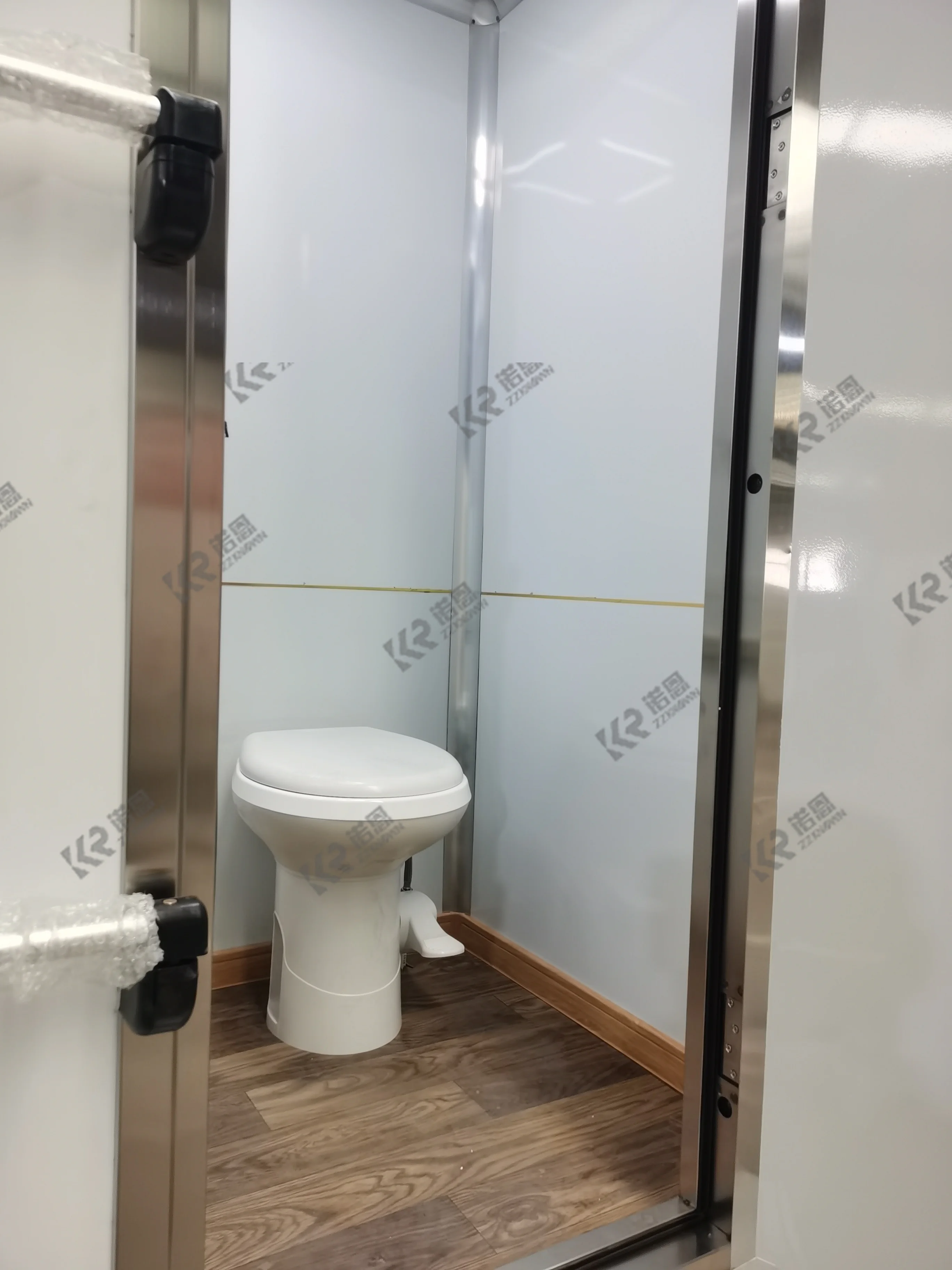 2/4 Stall Portable Restroom Trailer with Shower Public Toilet Portable Trailer Toilet Bathroom Trailer with Shower