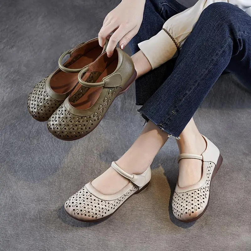 

Breathable Hollow out Leather Flat Bottom Women's Shoes Comfortable Casual Footwear for Middle-Aged Women Fashionable Sandals