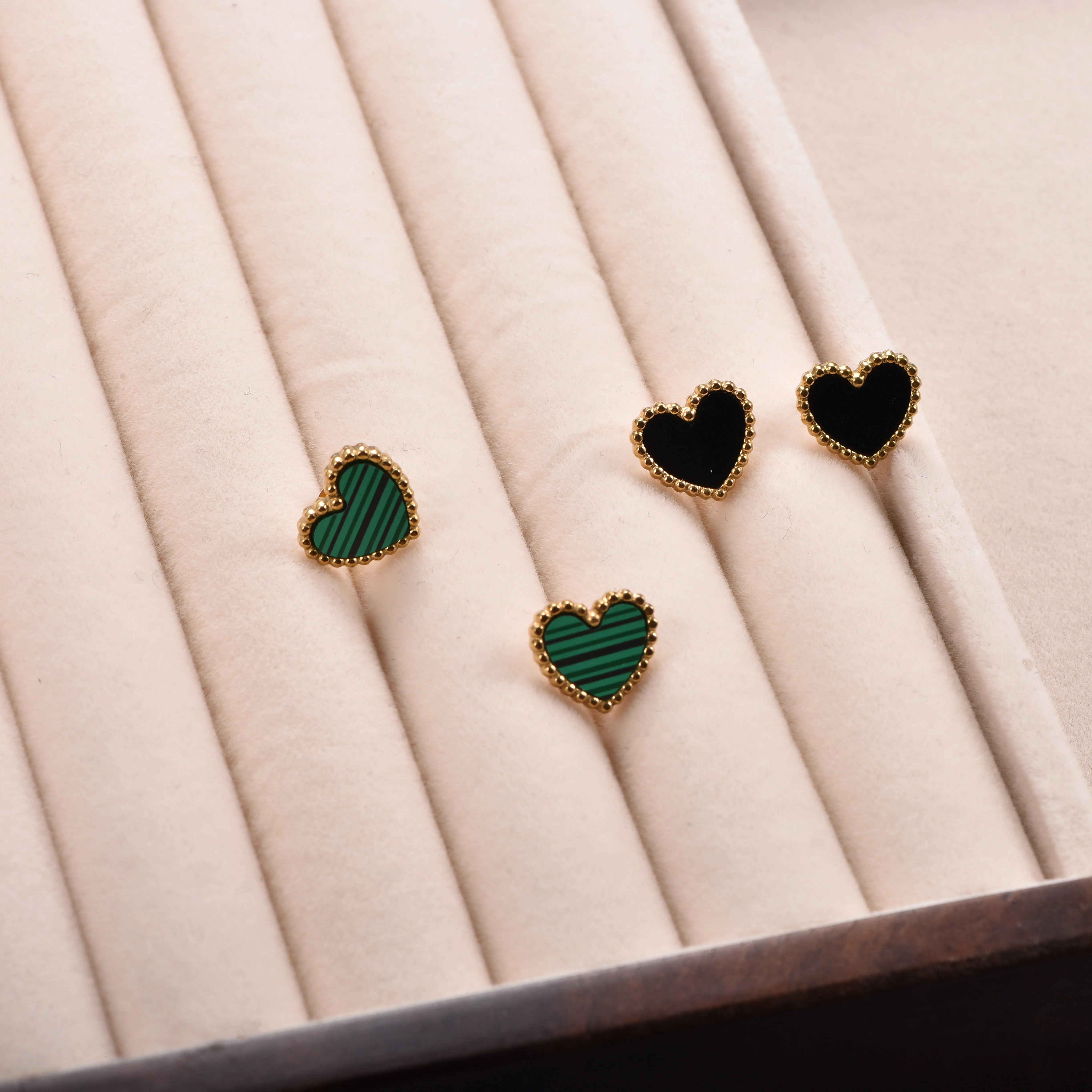 Herzförmige Ohrstecker für Frauen, Liebesohrringe, Hypoallergener Modeschmuck, Alltagsschmuck, Geschenk für Frauen – Detail 1