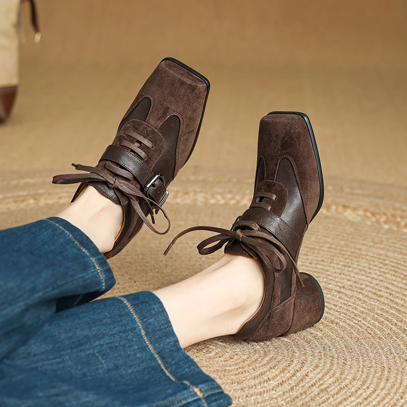 حذاء نسائي مصنوع يدويًا من الجلد الطبيعي برباط عند أصابع القدم وكعب مكتنز متوسط مستوحى من الباليه