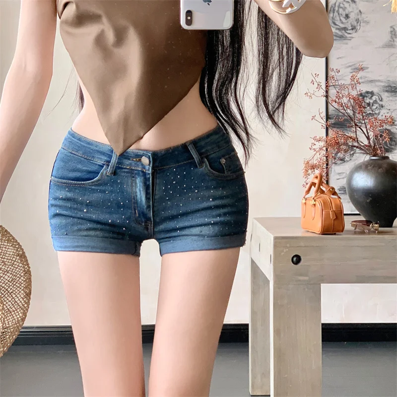 

Джинсовые шорты с низкой талией и расклешенными штанинами в американском стиле, с горячими стразами, летняя новинка, женские джинсы