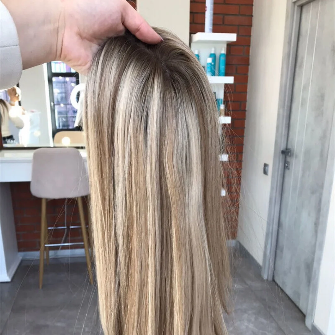 

Натуральные прямые синтетические кружевные фронтальные парики Выделите светло-русые парики с темными корнями Длинные происхождения Фабрика Дешевые парики Лидер продаж