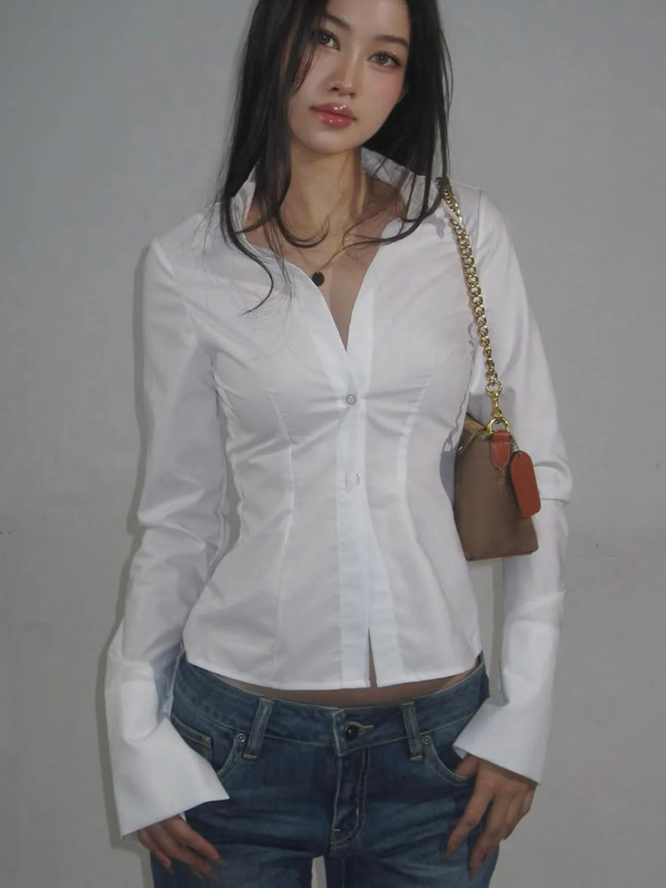 เสื้อเชิ้ตสไตล์วินเทจสีพื้นแบบยุโรปอเมริกัน แขนยาว ปลายแขนบาน ทรงเข้ารูป ช่วยกระชับเอว ดีไซน์เก๋ไก๋สำหรับผู้หญิง