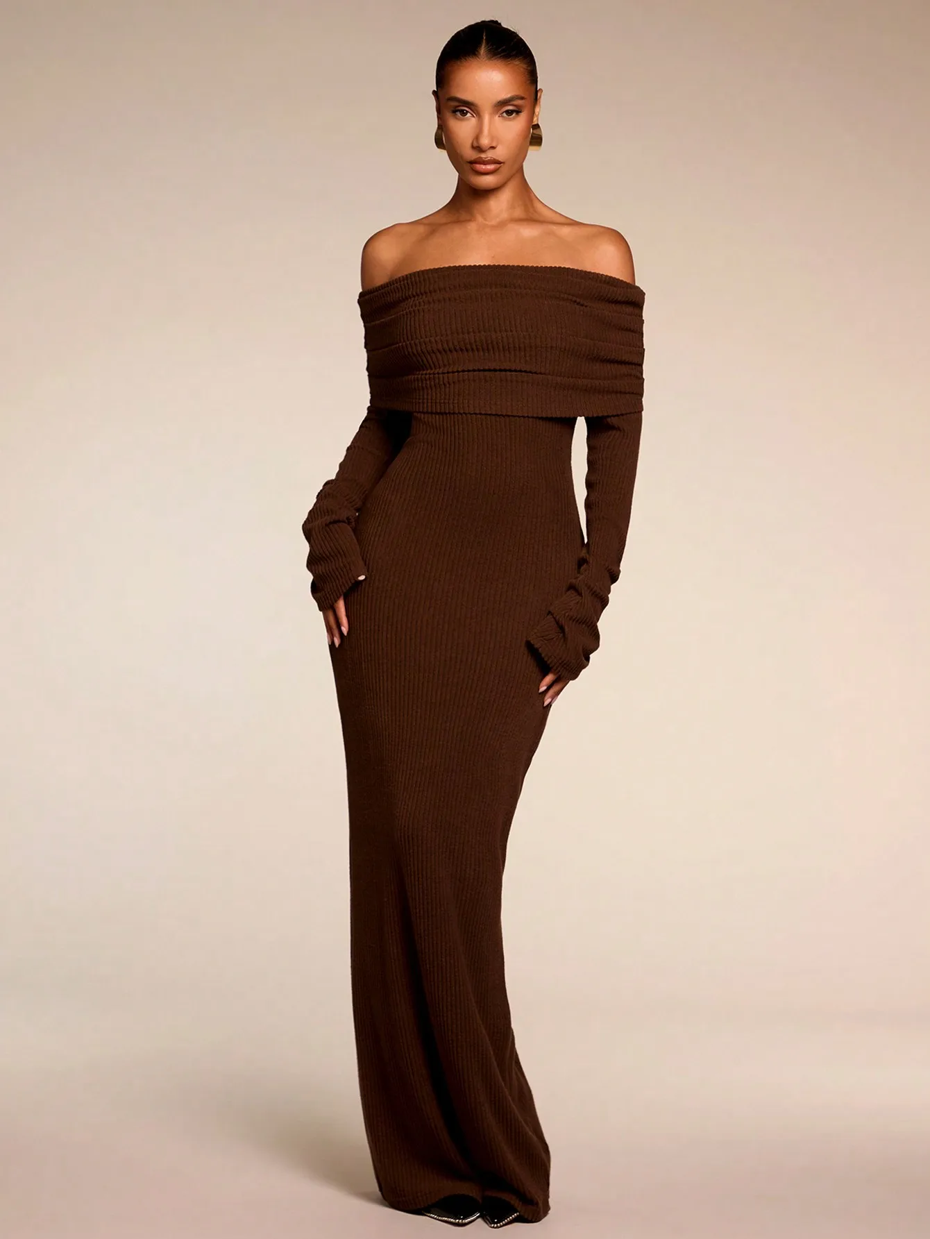 

Women's Brown Ribbed Off-Shoulder Long Sleeve Maxi Dress