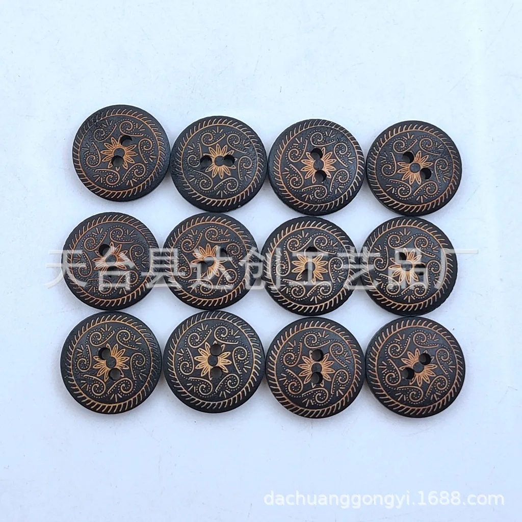 18mmの黒い彫刻が施された木製ボタン、プリントされたレトロな小さなデイジー装飾ボタン、50個パック。