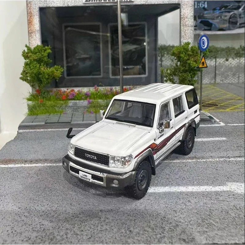 

MASDI 1:64 Toyota Land Cruiser LC76 Land Cruiser simulation static alloy car model, boys' gift toy collectible decoration.