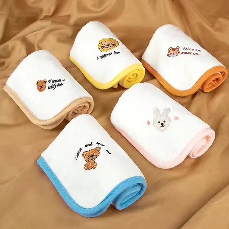 Nuevo patrón de moda, pequeños animales bordados, toallas para niños, toallas cuadradas absorbentes de lana Coral suaves y respetuosas con la piel para bebés
