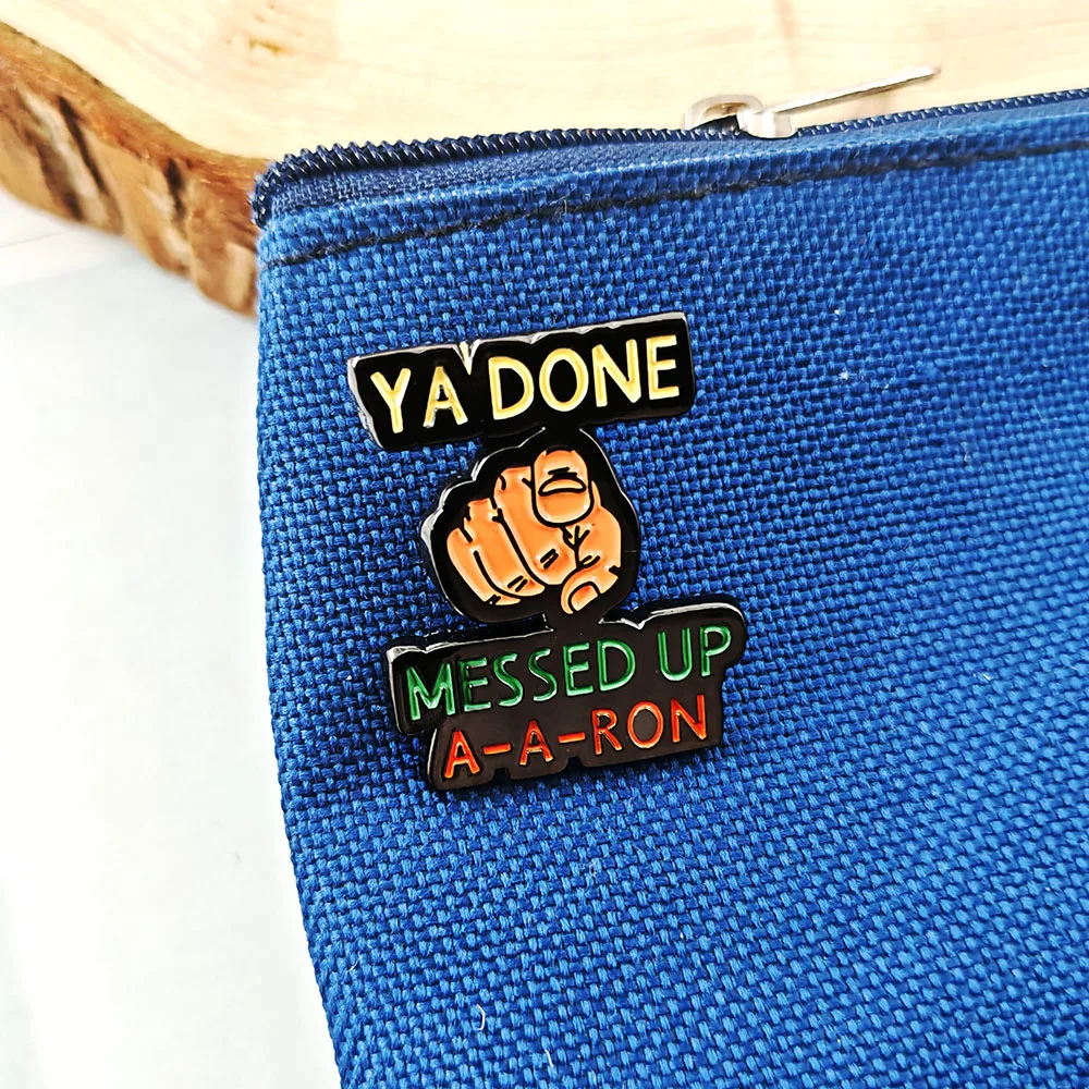 Ich habe es schon wieder vermasselt – A-A-RON Finger Brosche, amerikanische Comedy-Klassiker, Abzeichen, lustiges Film- und Fernseh-Accessoire, Emaille-Anstecker, Geschenk. – Detail 7