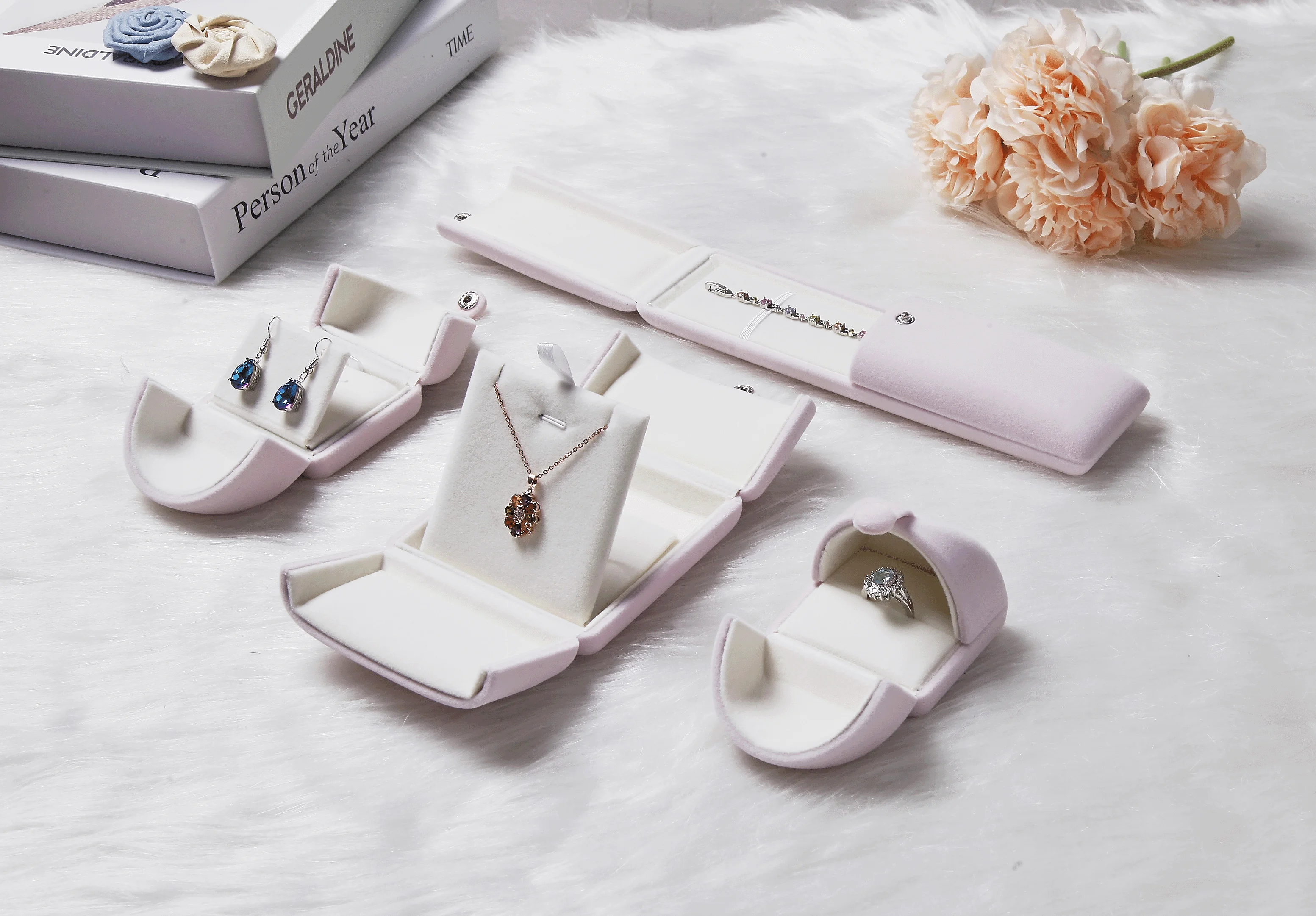 

Beautifully lined ring box Luxury individual jewelry storage box for rings, earrings, necklaces, etc.