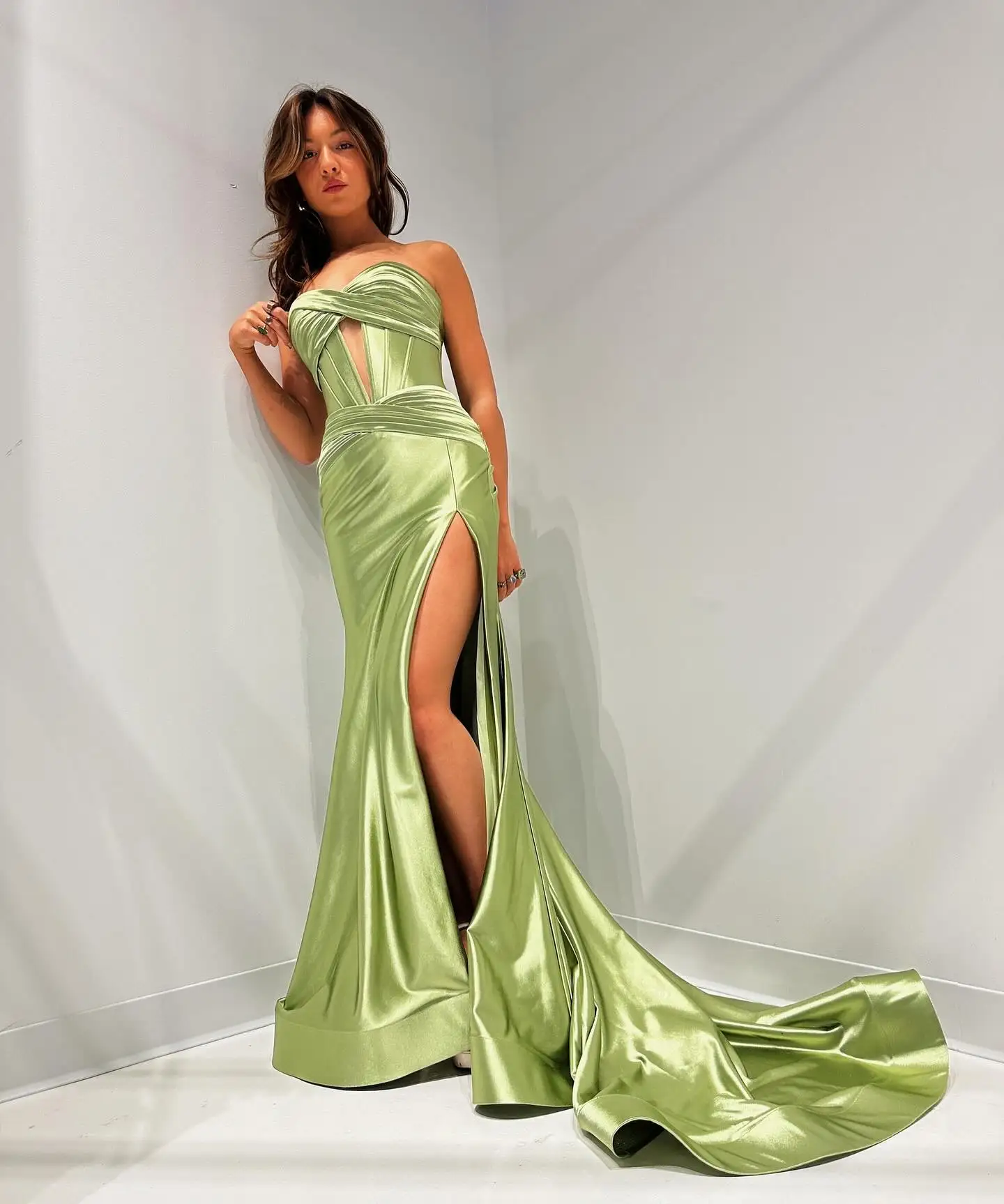 Elegant Strapless Mermaid Evening Dresses Satin Sweetheart Hollowed High Split Wedding Guest Gowns Corset Pleated Party Dress