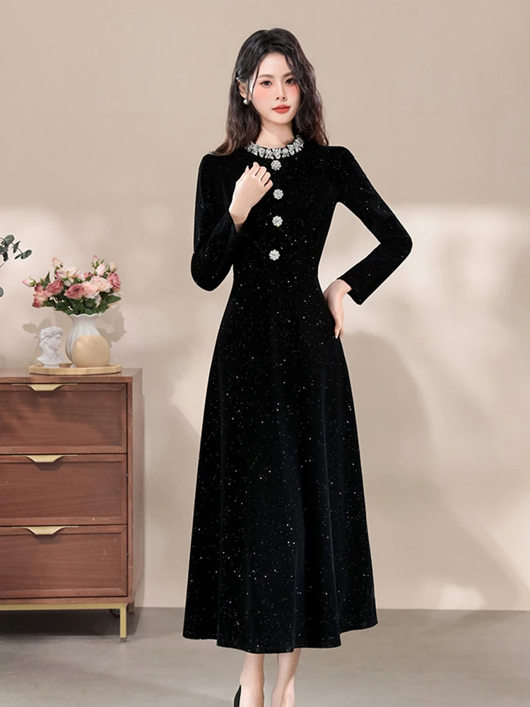 Elegancka, luksusowa, długa, czarna, błyszcząca sukienka wieczorowa na formalne okazje, odzież damska, moda damska, na imprezę, studniówkę, urodziny, vestidos retro.