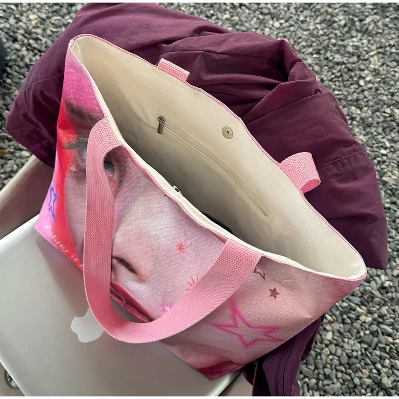 PVC-Umhängetasche, modische wasserdichte Handtasche mit Y2k-Mädchen-Portrait-Aufdruck, leichte, lässige Einkaufstasche für Damen, Alltagstasche – Detail 3