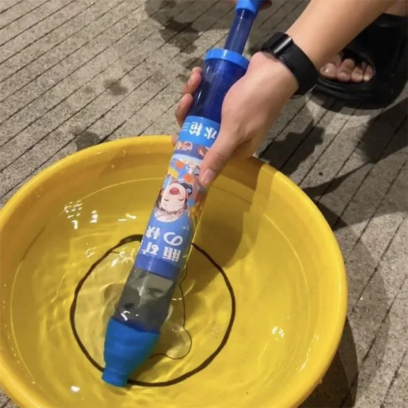 Tomando fotos debajo de las farolas con fuegos artificiales de agua y divertidas armas de agua para una atmósfera de ocio con accesorios creativos