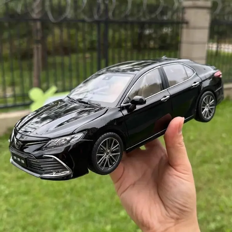 Modello in scala 1:18 2021 GAC Toyota Nuovo modello di auto Camry di otto generazione Decorazione della stanza decorata per i regali di compleanno dei bambini.