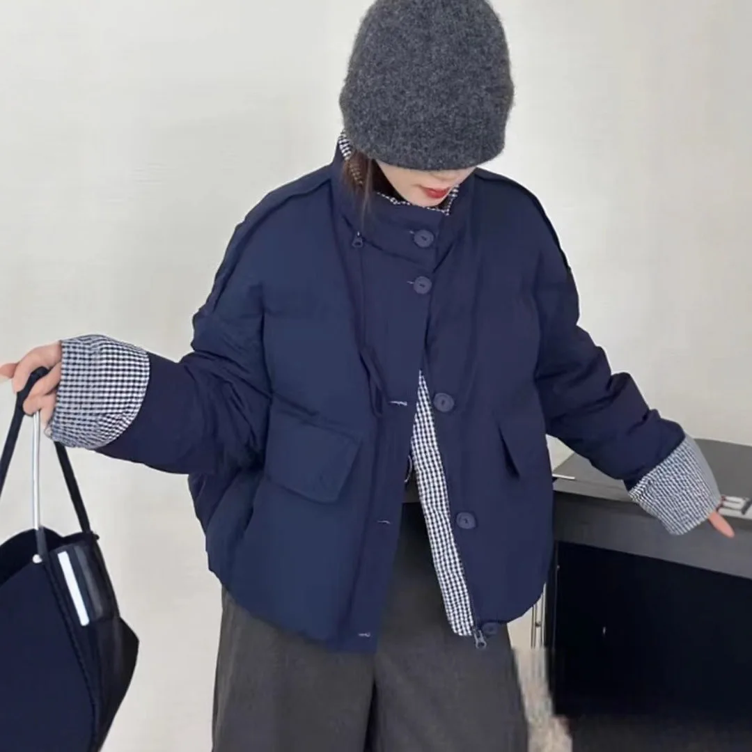 เสื้อแจ็คเก็ตขนเป็ดผู้หญิงแบบสั้นสำหรับฤดูหนาว ดีไซน์ต่อผ้าลายตาราง เหมาะสำหรับใส่เดินทาง