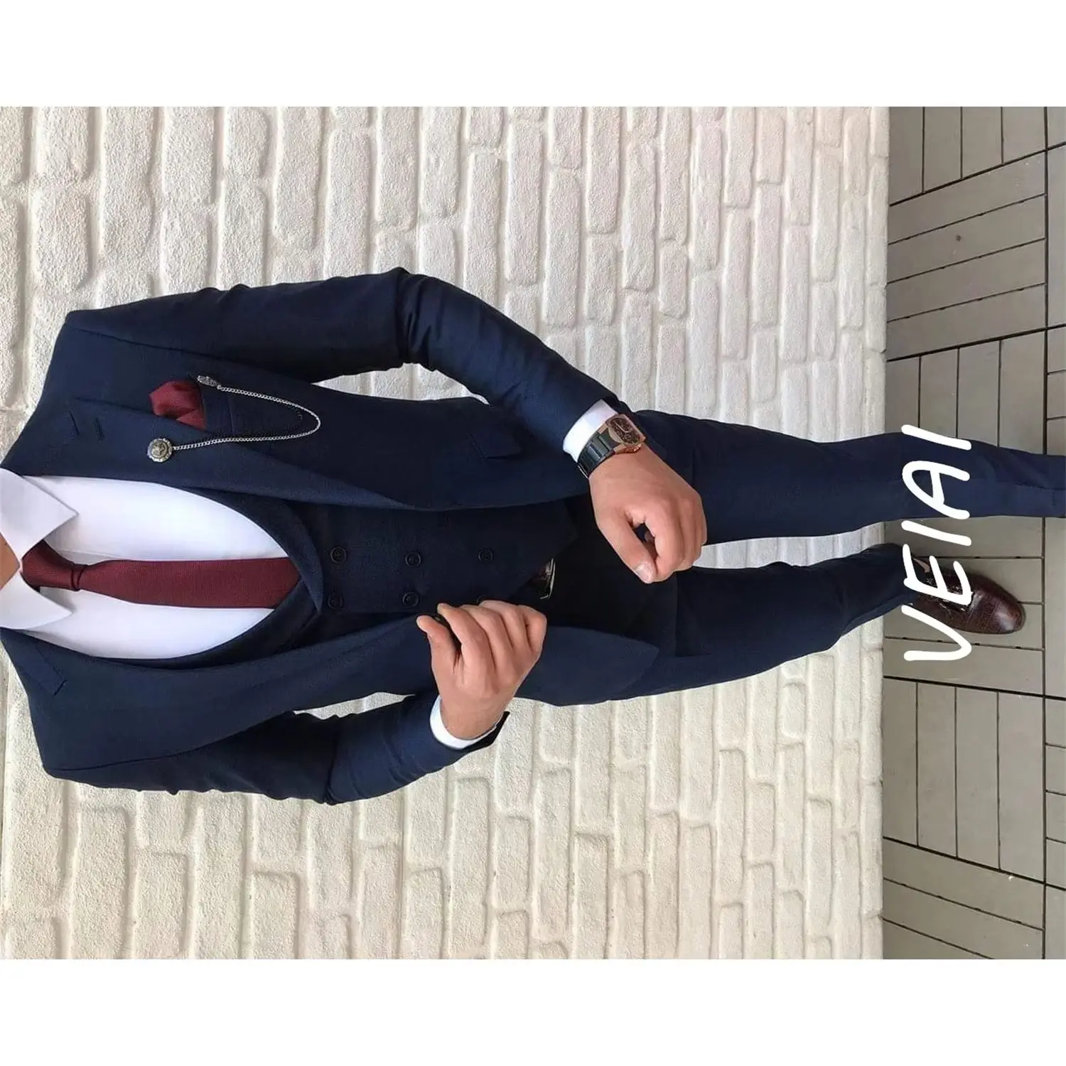 

Индивидуальный заказ с пиковыми лацканами, темно-синий костюм на одной пуговице, мужской двубортный жилет, приталенные смокинги для жениха, деловой костюм из трех предметов