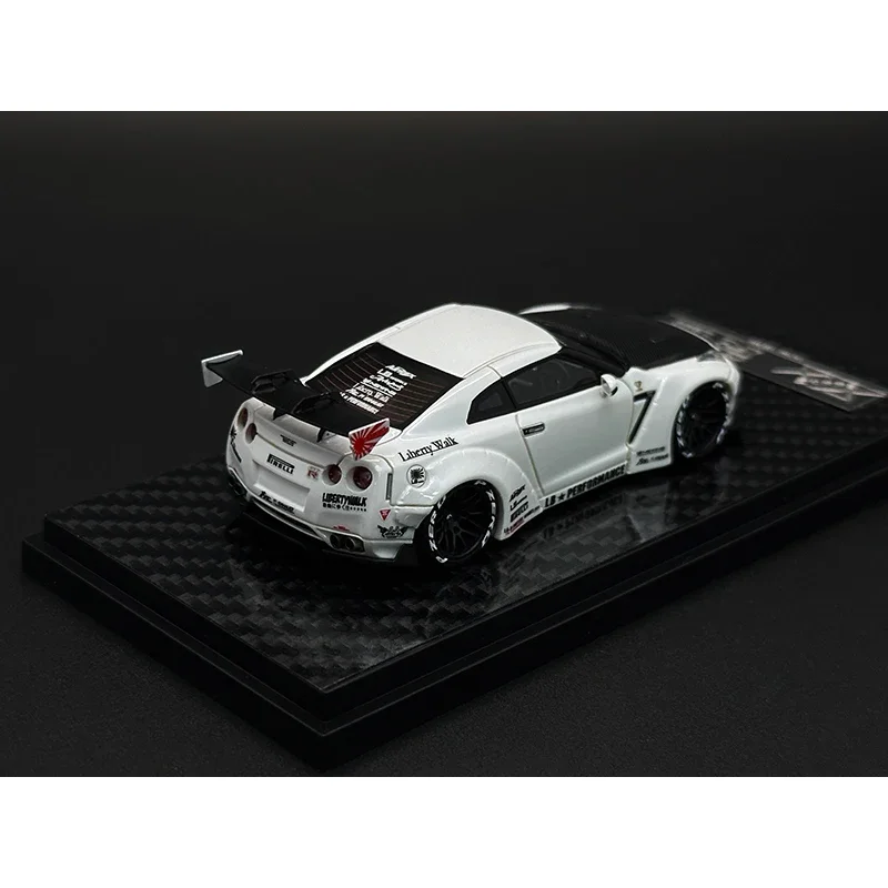 404 خطأ في المخزون 1:64 LBWK GTR R35 غطاء كربون أبيض لؤلؤي راتينج ديوراما نموذج سيارة مجموعة ألعاب مصغرة #4