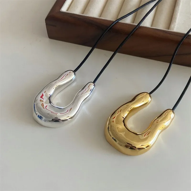 European and American niche design 181 Maillard leather rope necklace u-shaped metal quantity ins series horseshoe collarbone