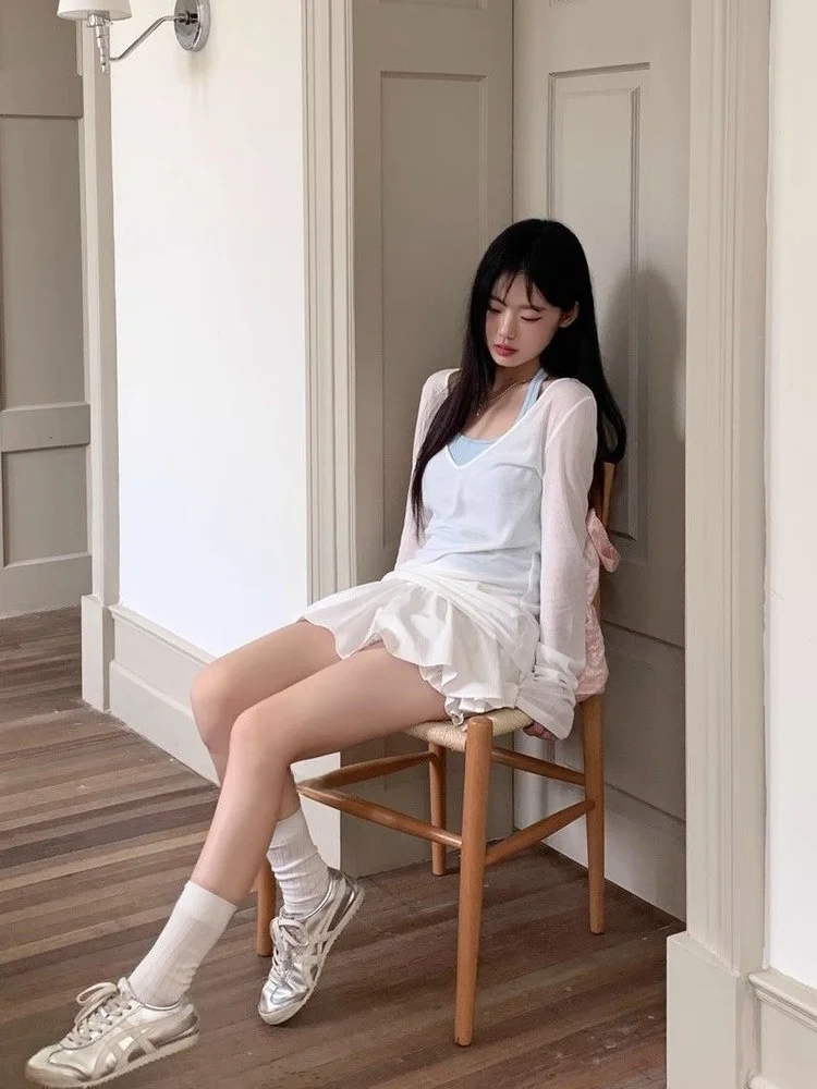 

Белый свободный комплект из двух предметов: футболка с длинным рукавом и плиссированная юбка с высокой талией. Новинка лета.