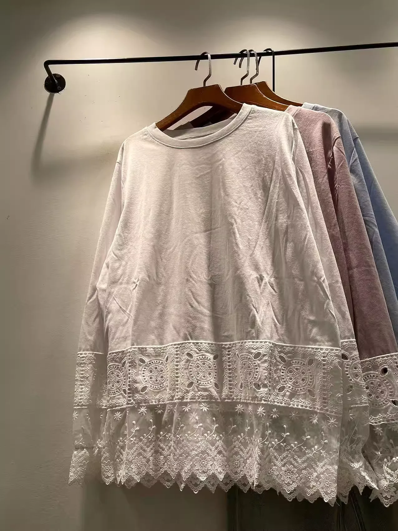 الملابس اليابانية خمر الخريف القطن الأبيض البيج الأزرق الوردي التطريز الجوف خارج المرقعة قمصان طويلة الأكمام بلايز المرأة بولو