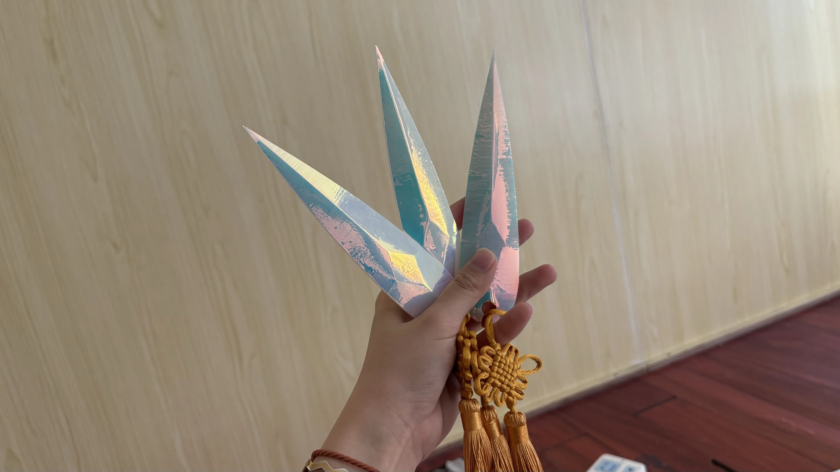 อะนิเมะKPop HUNTR/X Zoeyคอสเพลย์Prop Do Gooder Zoeyเลเซอร์ที่มีสีสันฟิล์มMagicalมีดโยนDemon Hunterสําหรับปาร์ตี้ฮาโลวีน