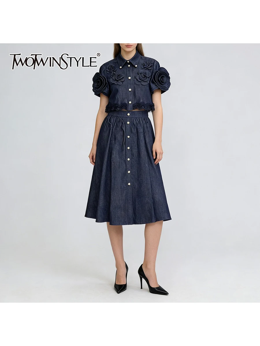 

Комплект TWOTWINSTYLE: топ с короткими рукавами, отложным воротником, 3D-цветами и пуговицами, и длинная юбка для женщин