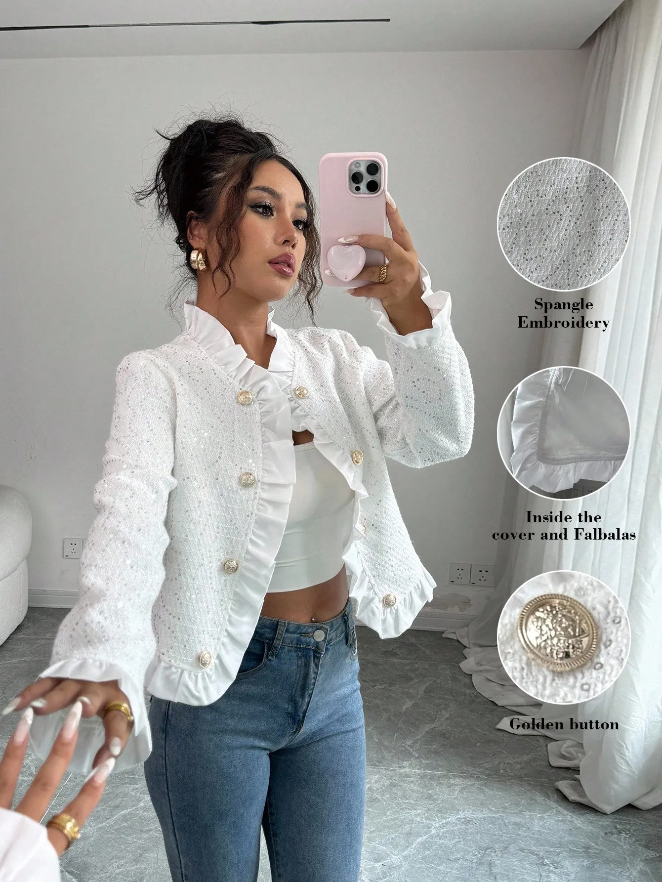 

Женская белая куртка с длинными рукавами, рюшами, вышивкой пайетками и золотыми пуговицами