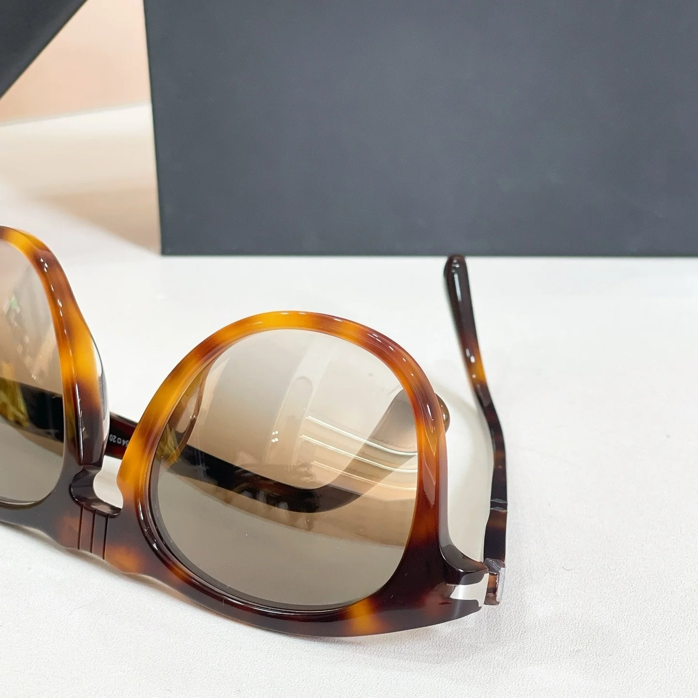 649-S Man Woman Sunglasses,Tortoiseshell Frame Gradient Brown Tint,Foldable Retro Detail,UV400,Instagram-Worthy Vintage Look