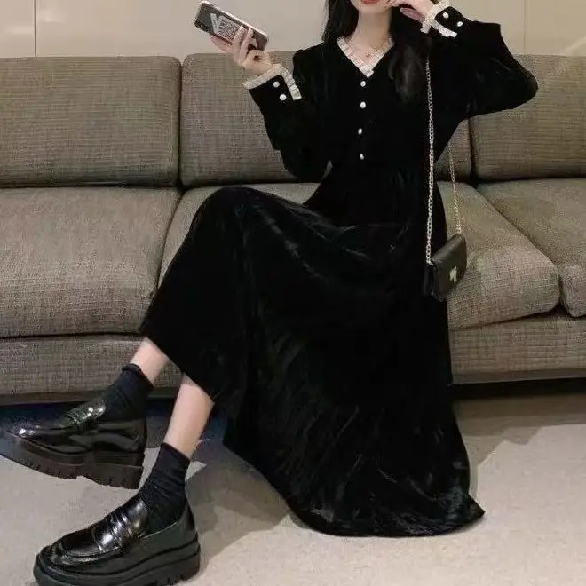 2024 Autumn Winter New Hepburn Style Velvet V-neck Small and Narrow Stylish Long Dress