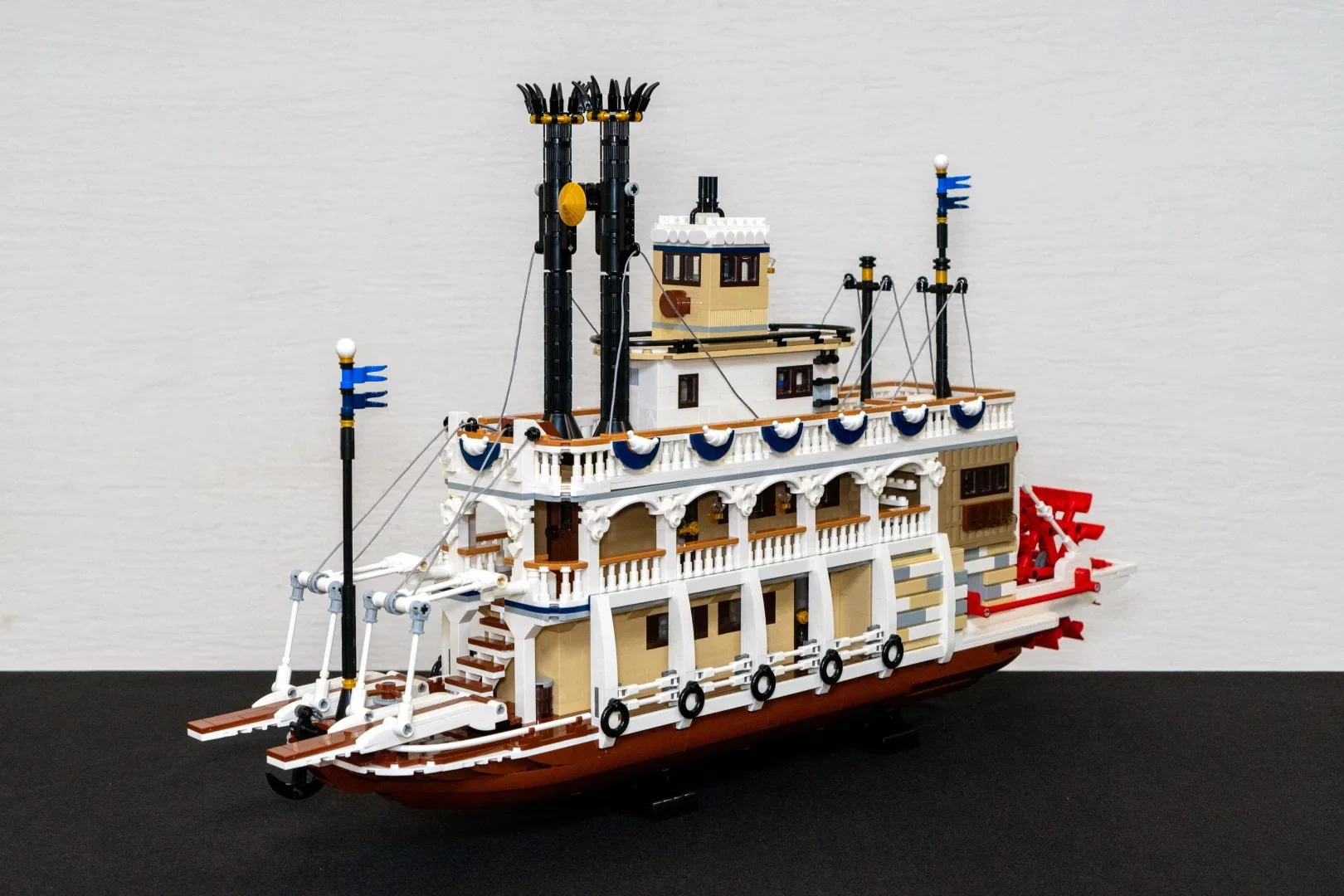 Conjuntos de blocos de construção clássicos Canal Steamboat 21356 compatíveis com partículas Legoed adequadas para presentes de Natal 4090 peças