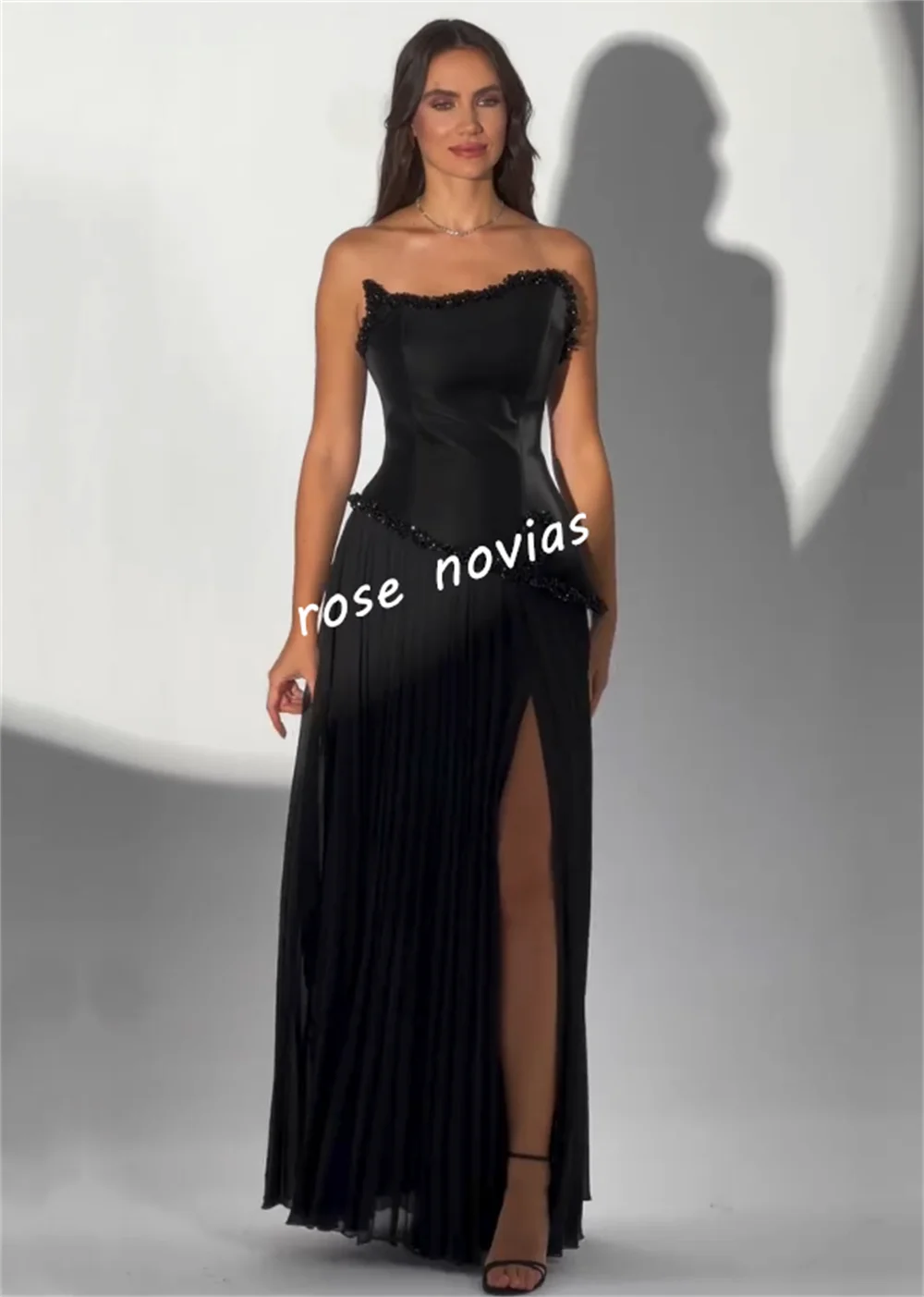 カスタムメイドのシャルムーズプリーツグリッターストラップレスAラインロングドレス、オーダーメイドの特別な機会、気品のある女性のためのエレガントなイブニングパーティードレス