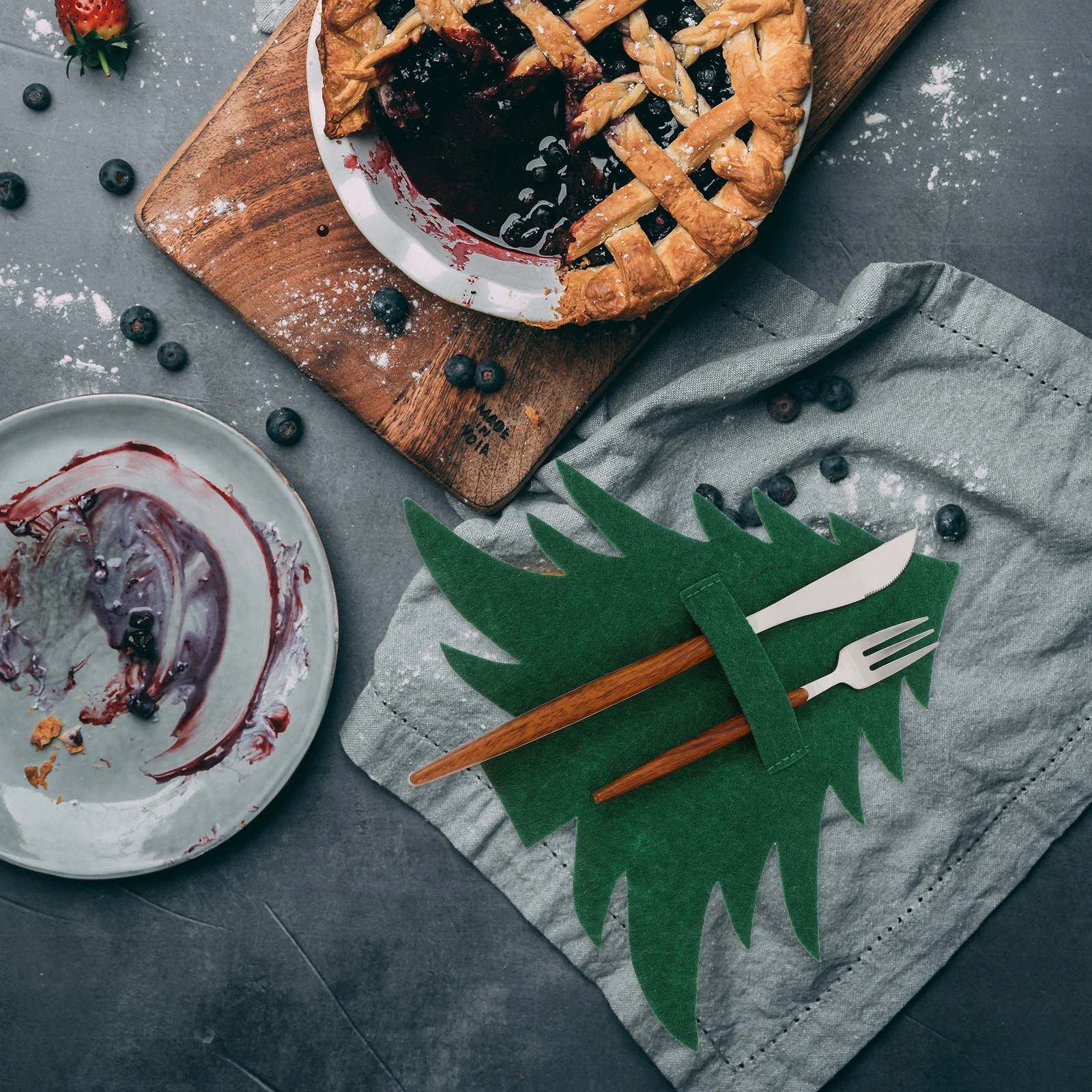 

4Pcs Xmas Tree Cutlery Holders Adorable Design Silverware Storage Pouches Festival Tableware Bags Party Decor Cutlery Holder