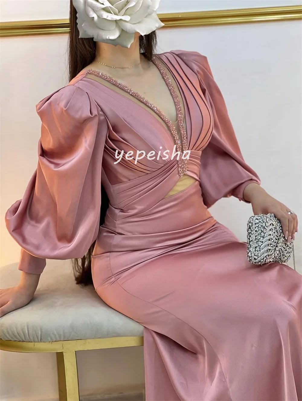 Abiti lunghi con scollo a V a trapezio con paillettes drappeggiate con pieghe intricate abbinate su misura Abiti da cerimonia su misura Squisito casual