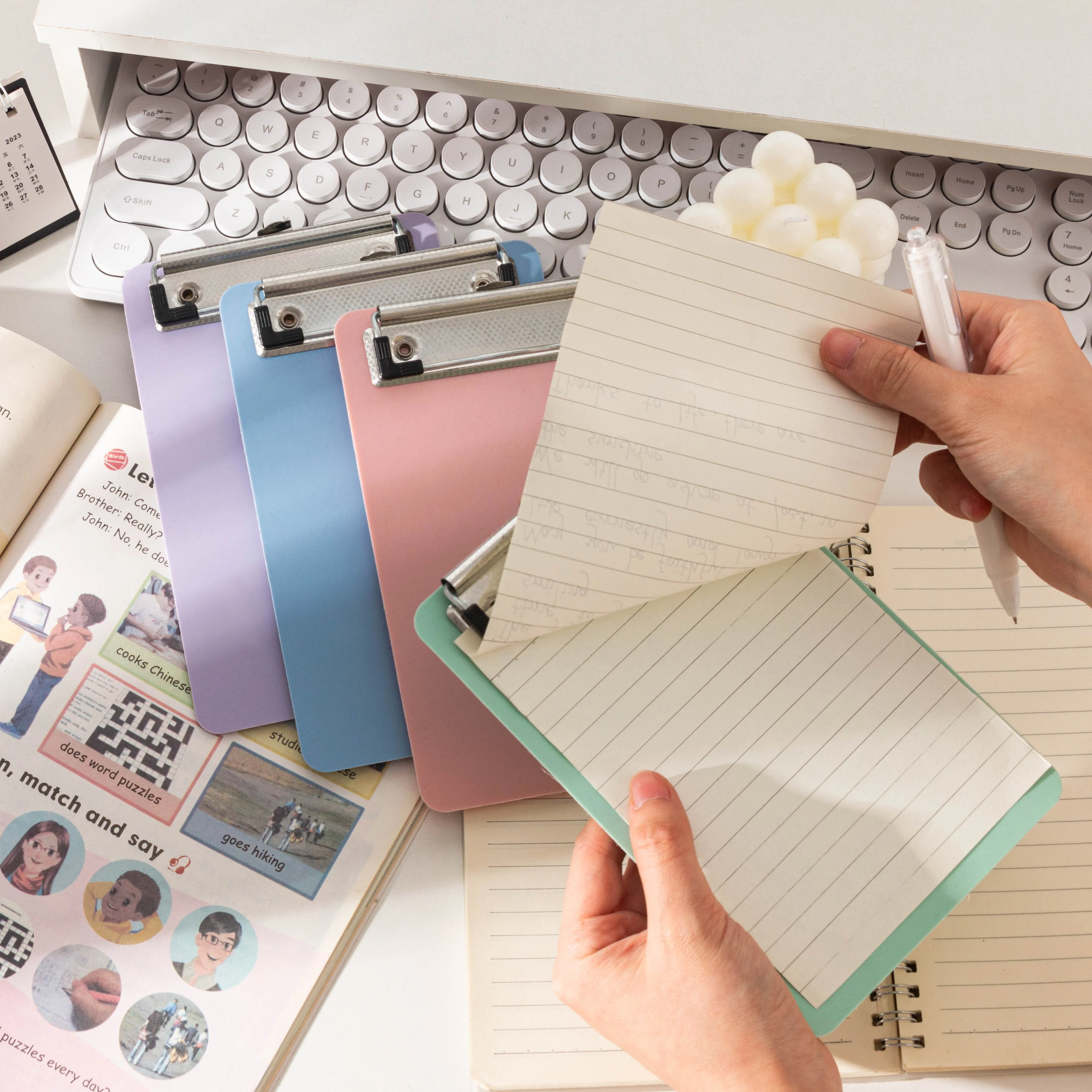 

Набор из 4 пластиковых мини-досок для обмена с тонкими зажимами, измерения размером 7,28 x 4,72 дюйма A6, подходит для использования в офисах или в классе на открытом воздухе.