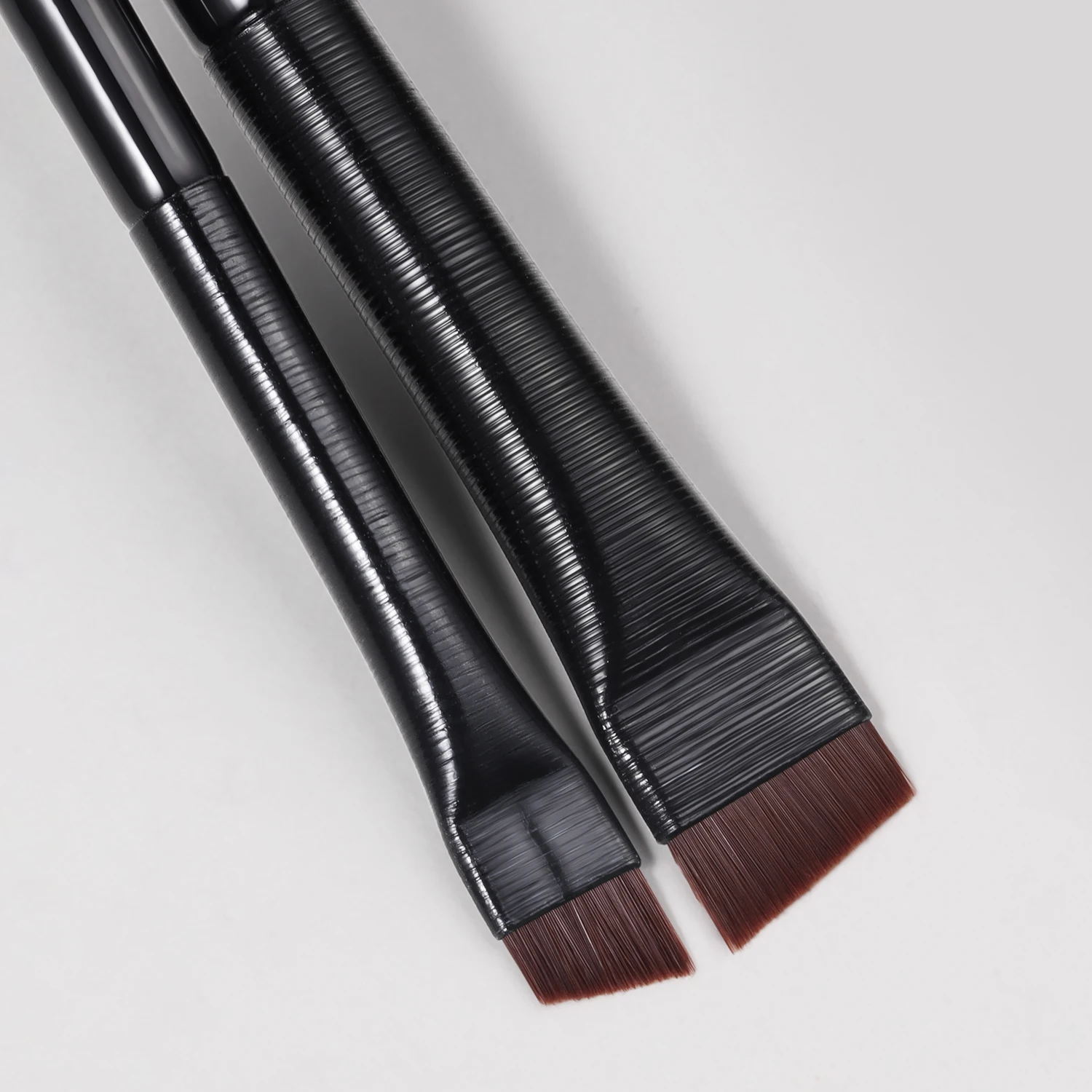 Zestaw pędzli do makijażu 2 szt., pędzel do eyelinera z ostrzem, precyzyjny pędzel do brwi z ukośną główką, pędzel do konturowania ust, ultracienki pędzel do cieni do powiek.