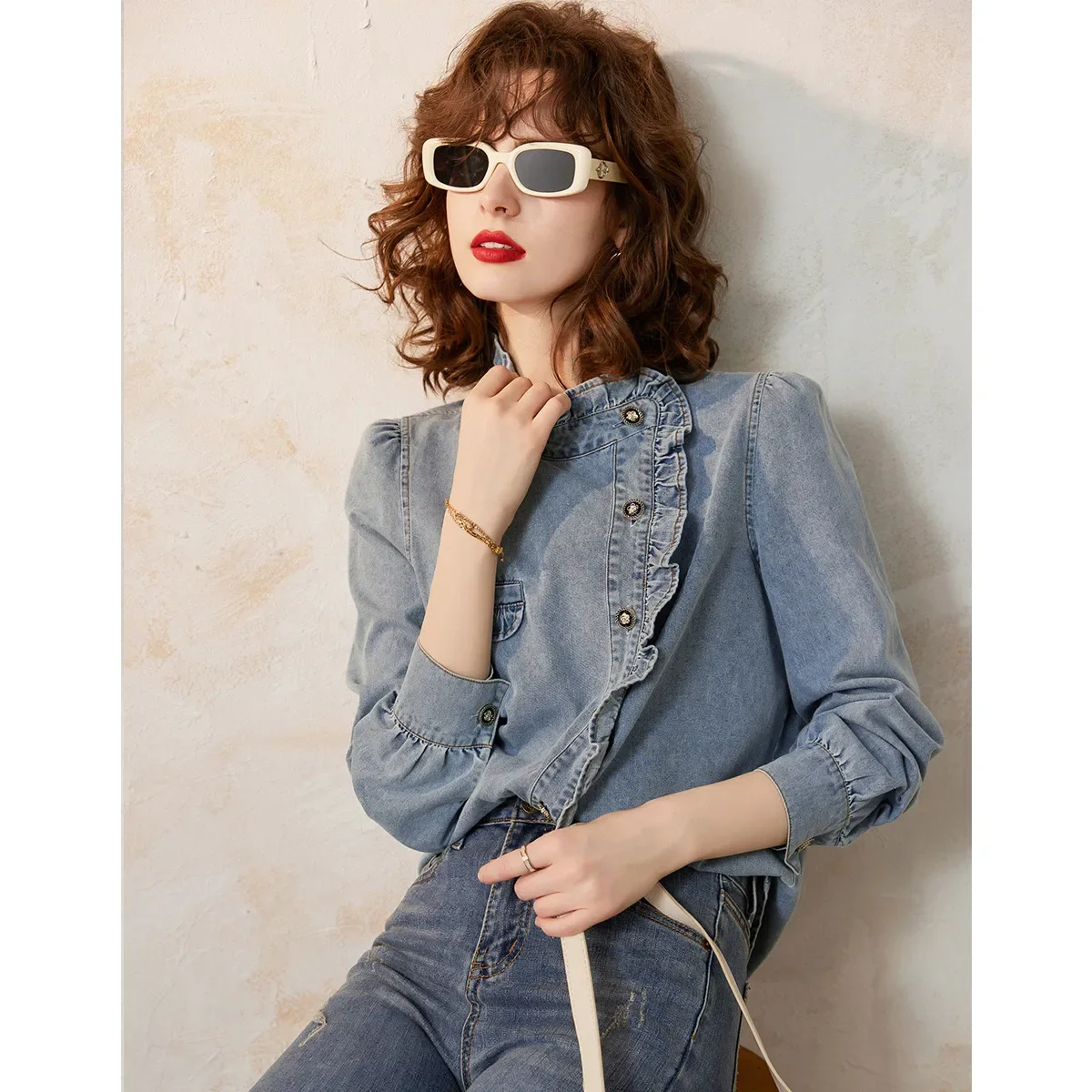 Джинсовая блузка с рюшами