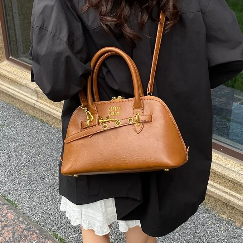 

Гладкая современная сумка через плечо для городских поездок на работу. Изысканная организованная универсальная модная практичная вневременная сумка.