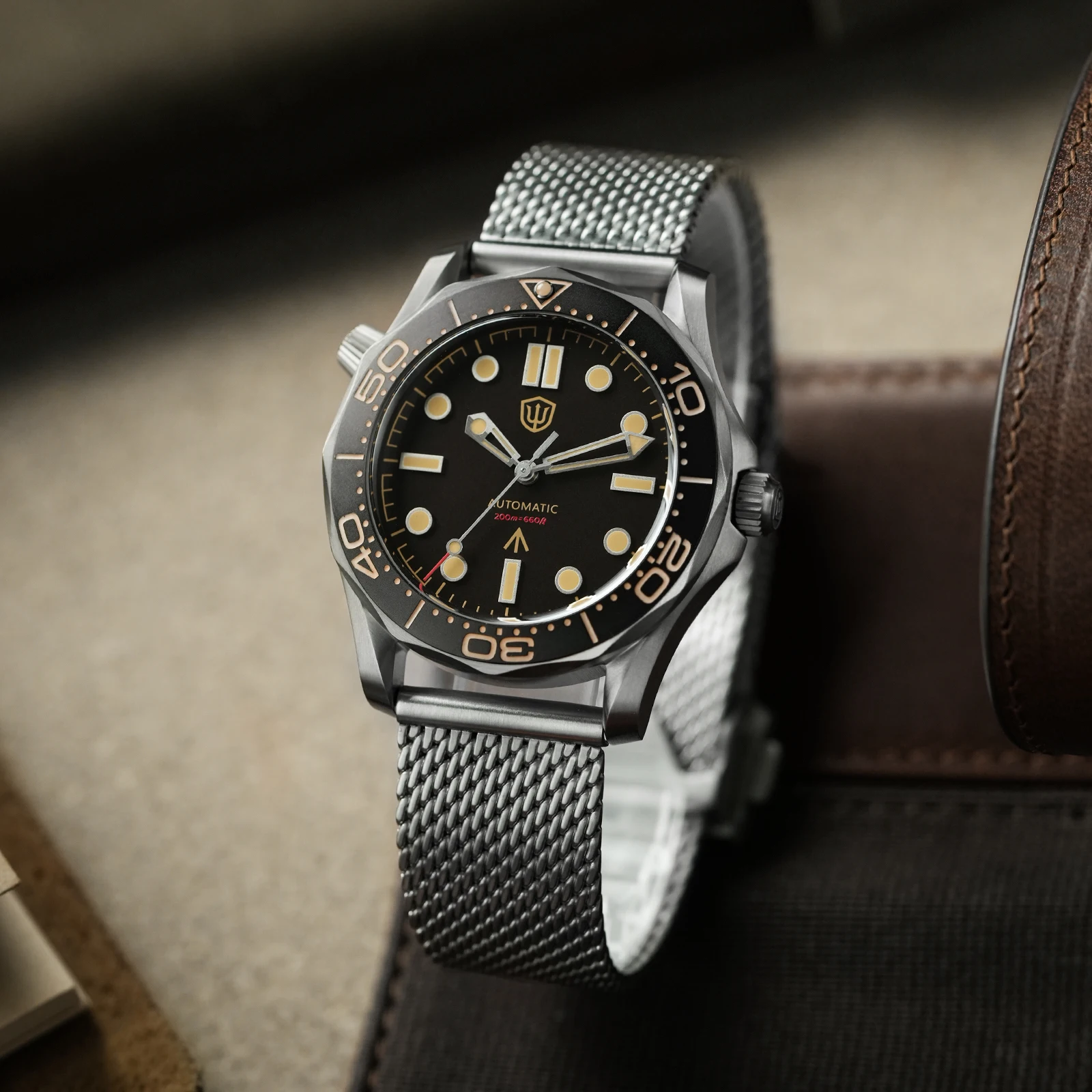 Watchdives WD007 39mm V2 SL3001 Automatische Taucheruhr Titan-Gehäuse Saphirglas 100M Wasserdichtes Ventil Luxus-Herrenuhr – Detail 7