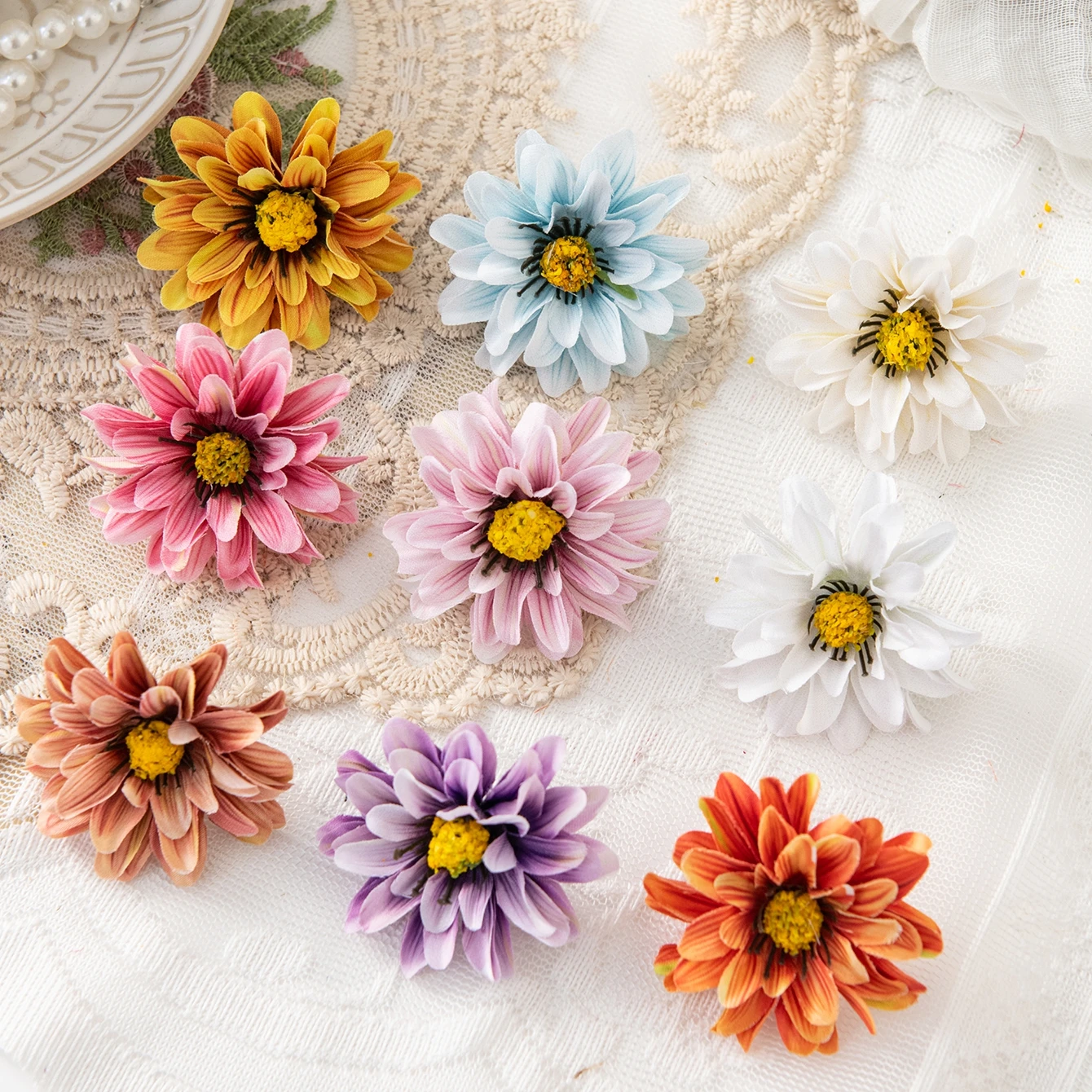 50/100 Stück Kleine Gänseblümchen Kunstblumen Großhandel Heim- und Tischdekoration Kränze Hochzeit Brautaccessoires Kopfschmuck Brosche Geschenk – Detail 4